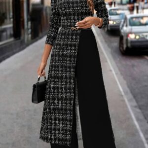 جمبسوت نسائي أنيق بنقشة كاروهات كلاسيكية وتصميم عصري غير متماثل