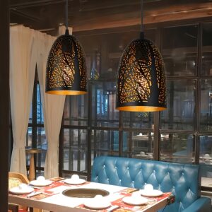 نور الفخامة الريفية: مجموعة مصابيح الشجرة الثلاثية بتصميمها الذهبي والأسود