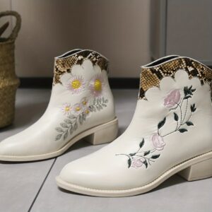 بوت الكاحل المطرز بالزهور: دفء وأناقة على الطراز العتيق