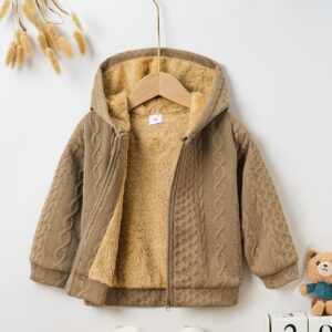 معطف الشتاء المبطن: رفيق دفء وأناقة صغارك في كل مغامرة!