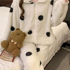 تدللي بدفء الشتاء الفاخر: طقم بيجامة كارديجان نسائي أنيق ومريح بنقشة منقطة