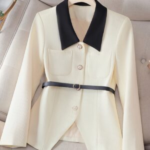 أناقة محترفة: بليزر عصري بتصميم الجاكار المميز