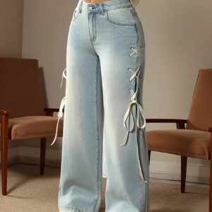 أناقة عصرية: جينز نسائي بقصة مستقيمة بربطة جانبية