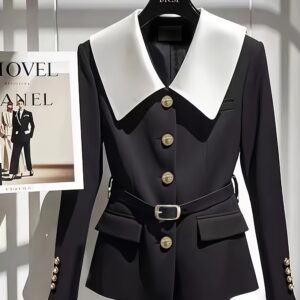 الجاكيت الأسود الأنيق: أناقة احترافية بخصر محدد