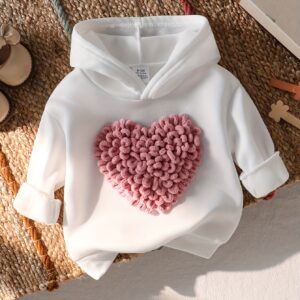 هودي القلوب المخملي للرضيعات: دفء الشتاء بنعومة لا تضاهى!