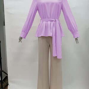 طقم الأناقة الوردية: بلوزة بياقة V وبنطلون بقصة مستقيمة للمرأة العصرية