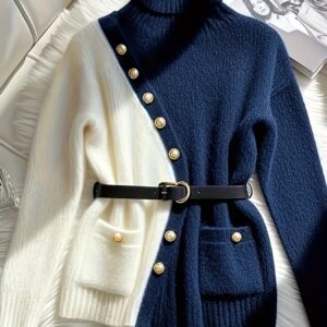 أناقة الخريف والشتاء: كنزة نسائية فاخرة بياقة لابل وتصميم كتل الألوان