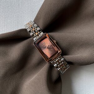 ساعة CILOA النسائية الفاخرة: أناقة 'مكعب السكر' الراقية بلون بني ساحر لعام 2024