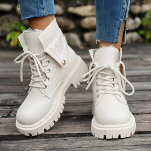 بوت الكاحل البلاتفورم: أناقتكِ الشتوية المثالية