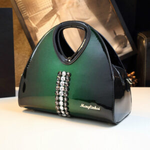 حقيبة كتف نسائية فاخرة: أناقة متدرجة وتألق كريستالي ساحر