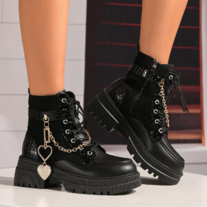 تألقي بأسلوب جريء: بوت الكاحل البلاتفورم بسلسلة القلب المعدنية