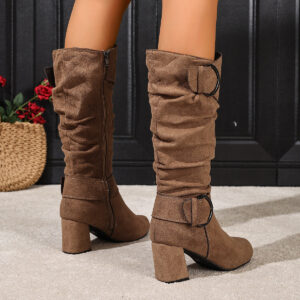 بوت الكاحل بالكعب العريض: أناقة، قوة، ودفء لا مثيل له!