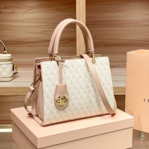 حقيبة اليد النسائية الأنيقة بتصميم كلاسيكي راقٍ: سعة واسعة، حزام قابل للفصل، وتفاصيل ذهبية فاخرة