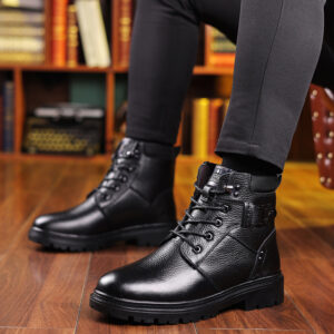 حذاء الشتاء الرجالي: دفء، أناقة، وخطوات واثقة!