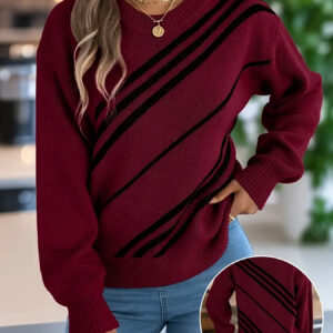 كنزة نسائية راقية بتصميم مخطط بلونين أحمر خمري وأسود – أناقة عصرية لكل المواسم