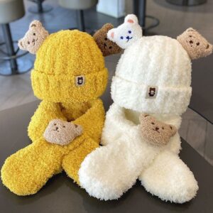 رفيق الشتاء الدافئ: طقم قبعة ووشاح الدب للأطفال