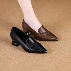 أناقة عصرية وراحة فورية: حذاء السليب-أون بتصميم فريد