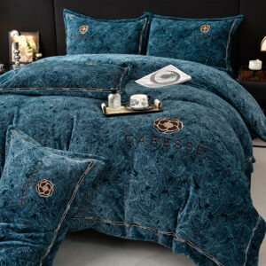 دفء مخملي لا يُقاوم: طقم الشتاء الملكي لغرفتك!