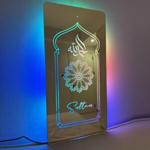 هلال الجمال المتلألئ: مرآة وإضاءة ساحرة لمنزلك