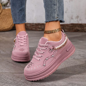 خطواتكِ الوردية المتلألئة: أناقة ودفء شتوي لا يُضاهى!