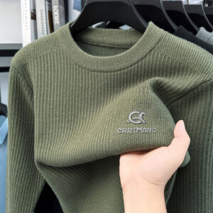 كنزة الزيتوني الرجالية: لمسة أناقة دافئة لكل إطلالة